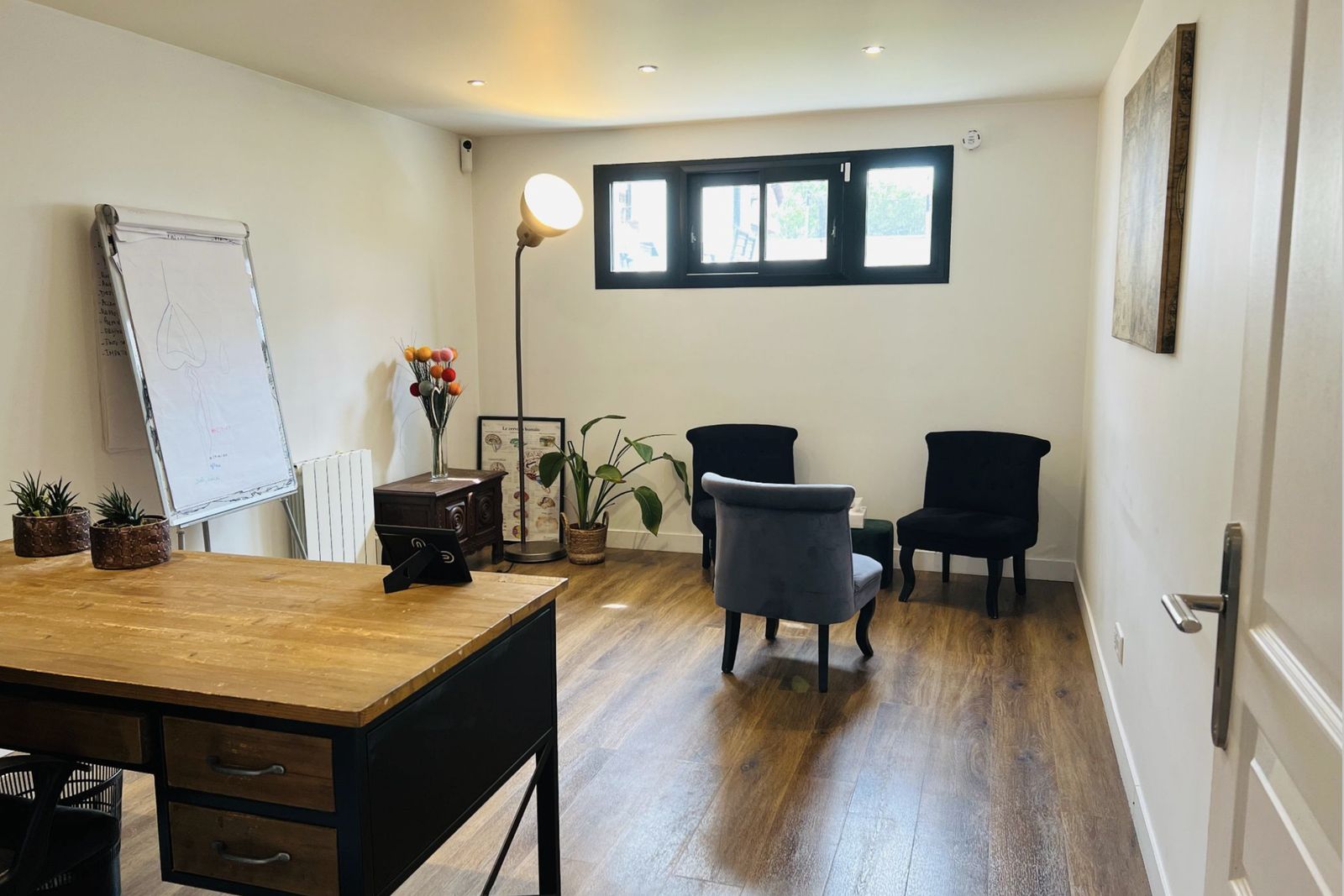 Salle de séance du cabinet à Aulnay-sous-Bois, deux fauteuils près de la fenêtre